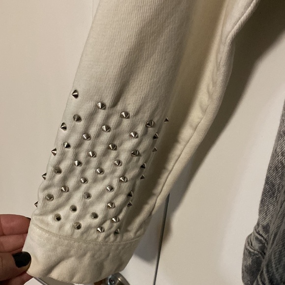 Cute Jean jacket with studs on arms grey white tones - Picture 2 of 5